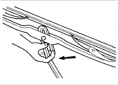 1. Падніміце рычаг шклоачышчальніка ад ветравога шкла ў вертыкальнае становішча.