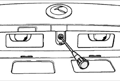 3. Выверните три винта и снимите тринадцать соединителей крепления отделки крышки багажника.