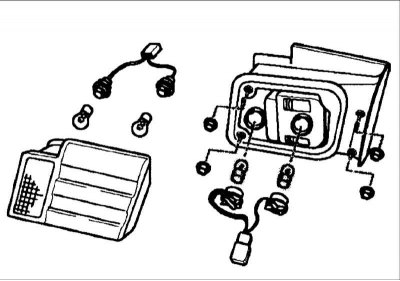 Выверните тринадцать гаек крепления накладки к крышке багажника.