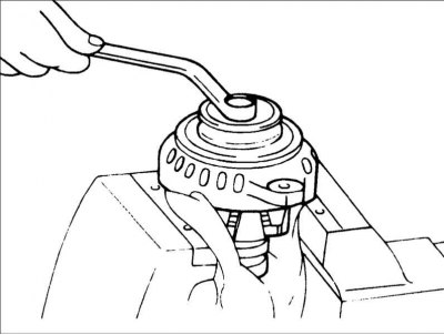 Внимание! Задняя крышка может сниматься с трудом, так как используется кольцо, фиксирующее наружное…
