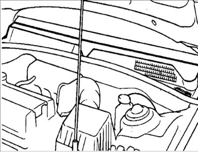 При снятии рычагов стеклоочистителей не поцарапайте капот.