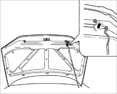 2. Приподнимите капот и отведите предохранительный крючок в сторону (крючок расположен под капотом…