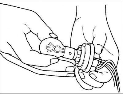 2. Осторожно снимите узел фонаря с автомобиля.