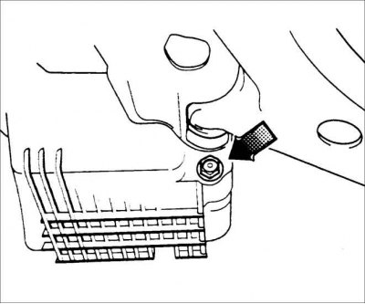 1. Прогрейте двигатель до рабочей температуры и выключите его. Установите поддон для сбора…