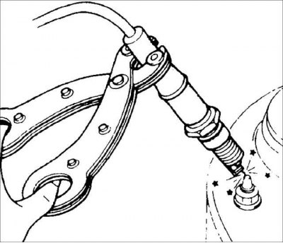 Внимание! Не касайтесь кузова автомобиля в течение выполнения следующих операций.