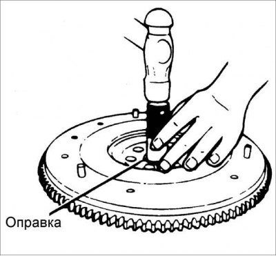Внимание! При установке центрального подшипника оправку необходимо опирать на наружное кольцо…