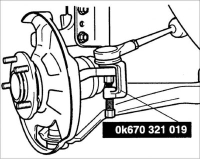 6. Выверните стяжной болт, монтировкой отожмите нижний рычаг вниз и отделите цапфу шарнира от…
