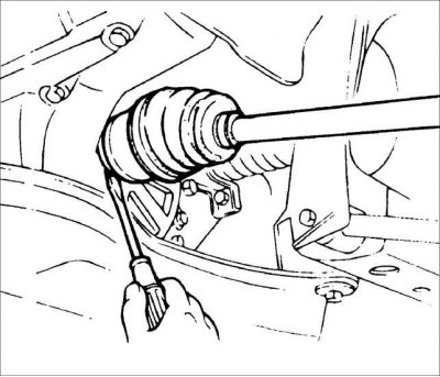 Внимание! При извлечении приводного вала из коробки передач сразу не прилагайте больших усилий, а…
