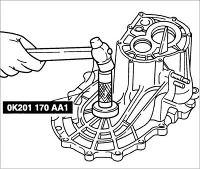 Внимание! Смажьте регулировочные прокладки и наружные кольца подшипников маслом для коробки передач.