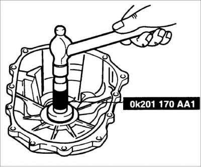 4. После установки регулировочной прокладки в гнездо картера коробки передач установите наружное…