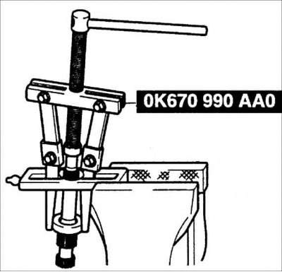 4. Снимите муфту синхронизатора 3-ей/ 4-ой передач, кольцо синхронизатора 3-ей передачи и шестерню…