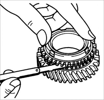 Внимание! Установите кольцо синхронизатора в шестерню и измерьте зазор между кольцом синхронизатора…