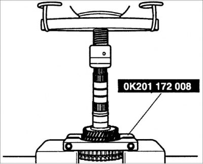 1. Переместите шестерни к шестерне1-ой передачи.