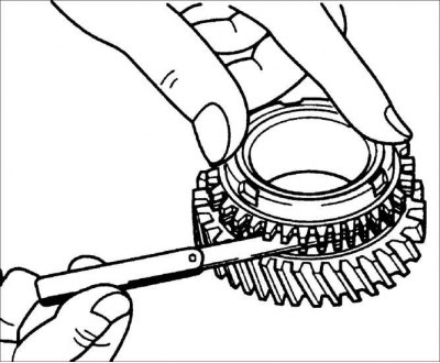 3. Установите кольцо синхронизатора в шестерню.