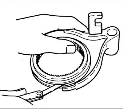 3. Проверьте состояние сухарей фиксатора на отсутствие повреждений, износа и трещин.