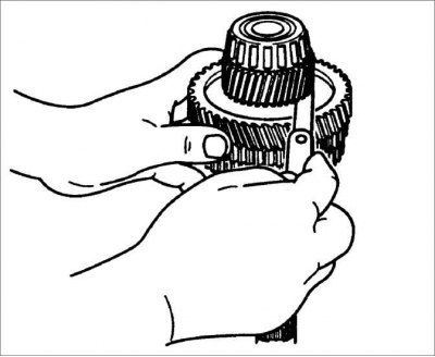 1. Используя пресс и специальное приспособление OK900 175 AA1, установите шестерню 4-ой передачи и…