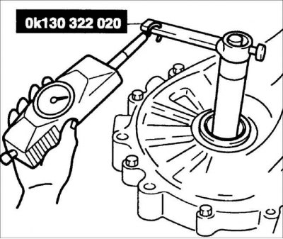 3. Через картер коробки передач установите приспособления OK900 175 AA0 на сателлит дифференциала.