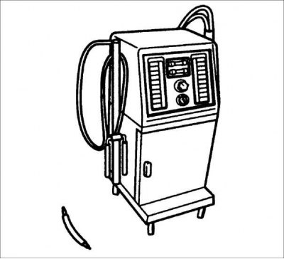 2. Отсоедините входной и выходной шланги жидкости автоматической коробки передач от радиатора.