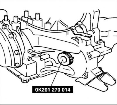28. Вставьте монтировку между внутренним ШРУСом приводного вала и коробкой передач и легким ударом…