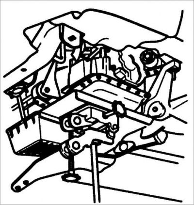 30. Выверните болты крепления опоры №2 силового агрегата.