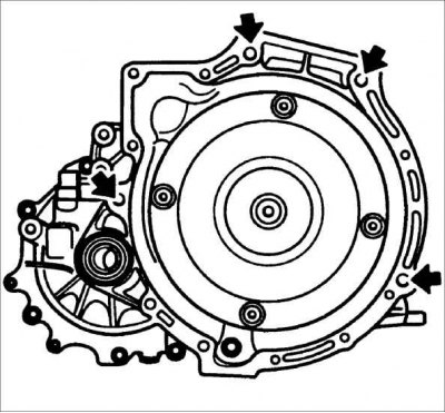 2. Медленно поднимая и перемещая к двигателю, установите коробку передач на место.