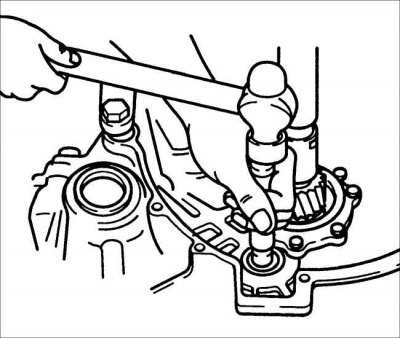 зніміце корпус падшыпнікаў, удараючы па ім пластмасавым малатком.