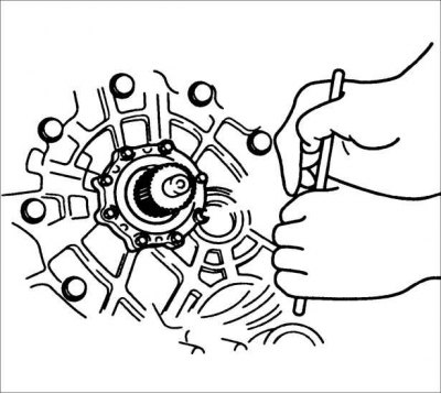 38. Зніміце блок прамежкавай шасцярні і вузел выходнай шасцярні, выбіваючы іх з боку…