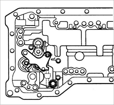 6. Усталюеце рычаг фіксатара і зваротную спружыну.