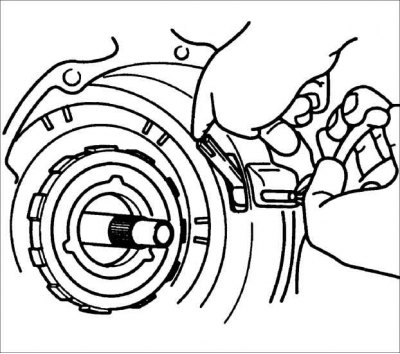 Увага! Замак тармазной стужкі 2-4 і анкерная стойка распіраюцца, як паказана на малюнку.