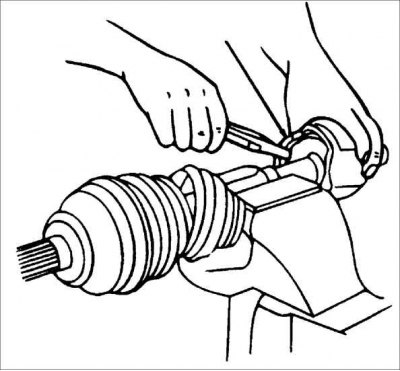 2. Снимите большой хомут крепления защитного чехла. Для снятия хомута можно его разрезать…