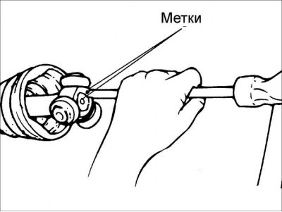 1. Совместите метки, нанесенные перед снятием, и установите опору роликов трипоидного соединения на…