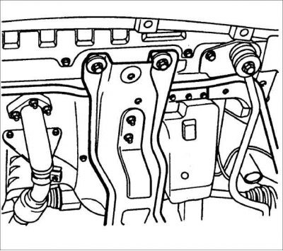 2. Установите стабилизатор позади пластины защиты двигателя.