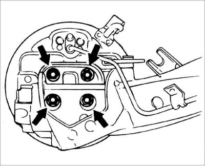 11. Выверните болт крепления тяги компенсации бокового перемещения балки задней подвески к балке.