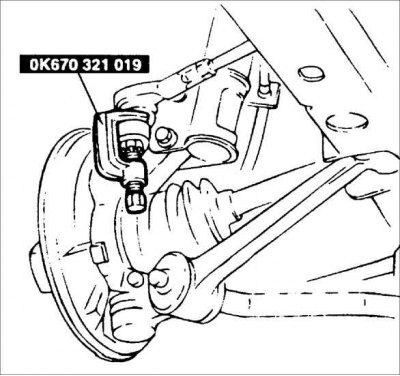 3. Извлеките шплинты и отверните гайки крепления цапф шаровых шарниров наконечников рулевых тяг к…