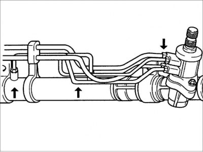 1. Закрепите рулевую передачу в тисках, губки которых закрыты латунными пластинами.