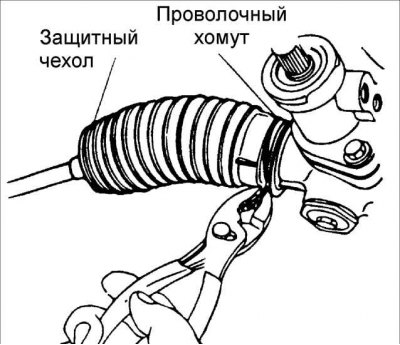 5. Снимите малый хомут крепления защитного чехла рулевой тяги.