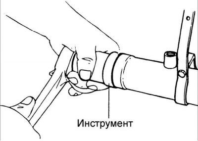 21. Специальным инструментом вращайте втулку зубчатой рейки, пока зацеп не совместится с пазом в…