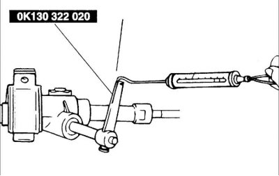 18. Затяните пробку скользящего упора моментом затяжки 4,9 Н·м, затем ослабьте ее на 67,5°