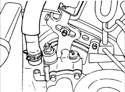 2. Отсоедините всасывающий шланг.