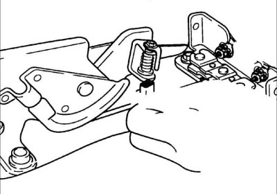 1. Выверните болт и снимите консоль стояночного тормоза.