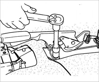 3. Ослабьте регулировочную гайку троса стояночного тормоза.
