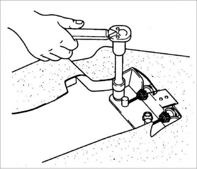 5. Отсоедините переднюю часть троса стояночного тормоза от задних частей троса стояночного тормоза.