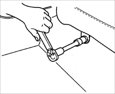 6. Снимите кронштейн заднего троса стояночного тормоза.