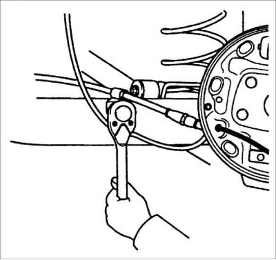 16. Отсоедините трос стояночного тормоза от рычага на тормозной колодке.