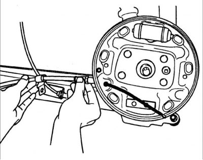 17. Отверните гайку и болт крепления троса стояночного тормоза.