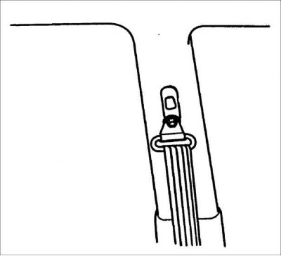 1. Установите верхнюю обивку центральной стойки на место.