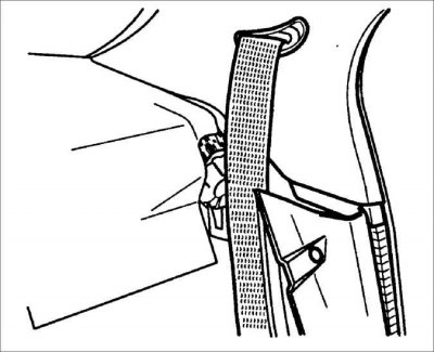 2. Выверните один болт крепления ремня безопасности к кронштейну.