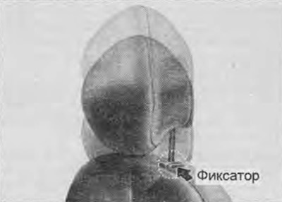 Примечание: регулировка подголовников заднего сиденья осуществляется аналогично.
