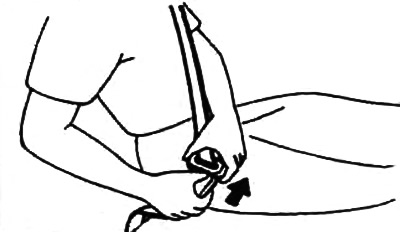 Нататка: бо рамень прыбіраецца аўтаматычна, утрымлівайце яго за планку, каб уцягванне рамяня…