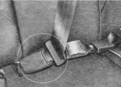 Заўвага: пры эксплуатацыі цэнтральнага рамяня бяспекі задняга сядзення для зашпілення рамяня…